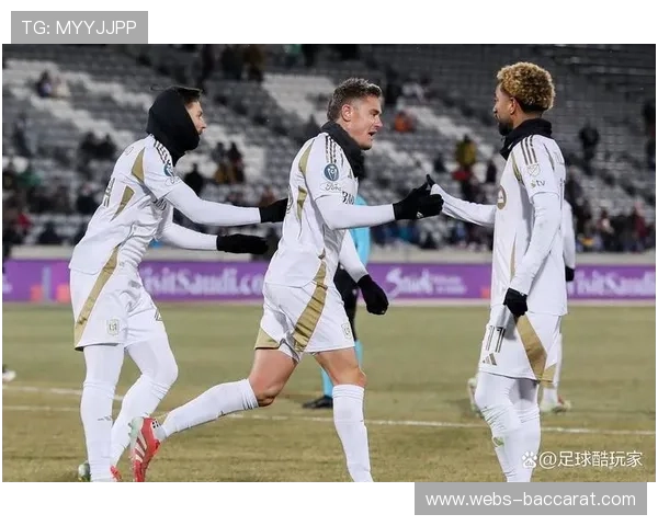 洛杉矶FC球迷随队远征,客场看台形成亮眼风景 洛杉矶FC球迷随队远征,客场看台形成亮眼风景